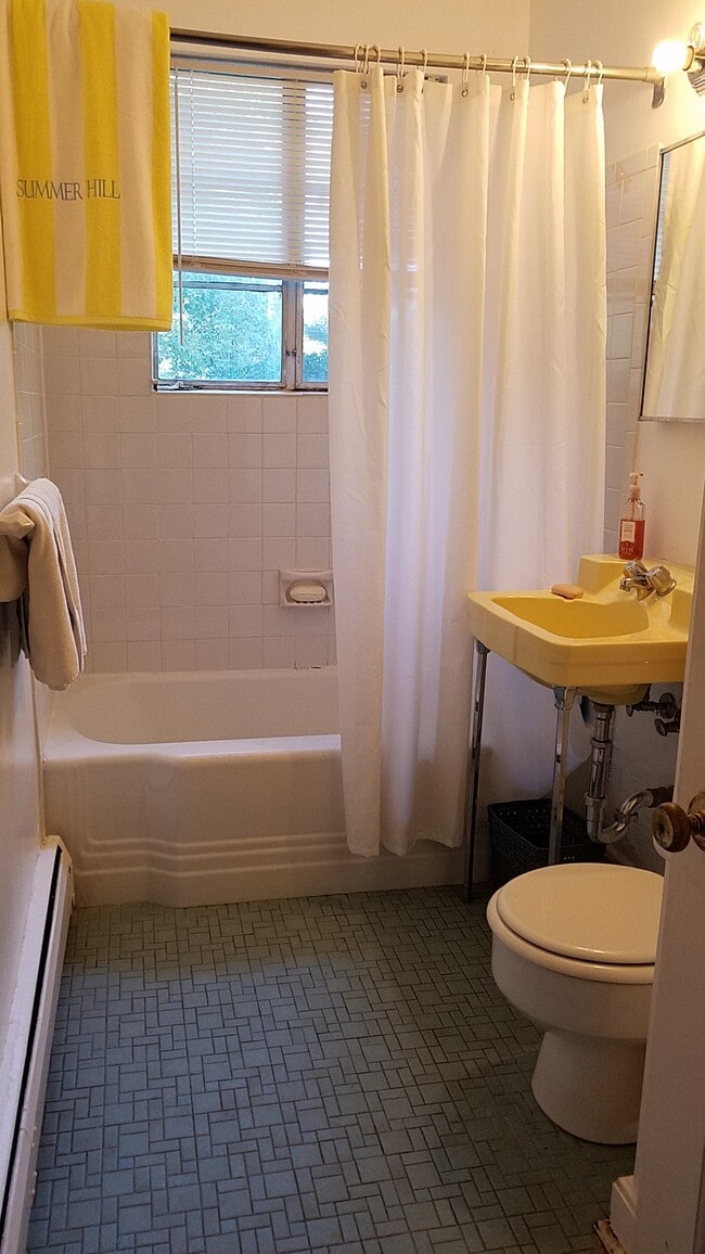 Building Photo - 6 Summer Hill Rd