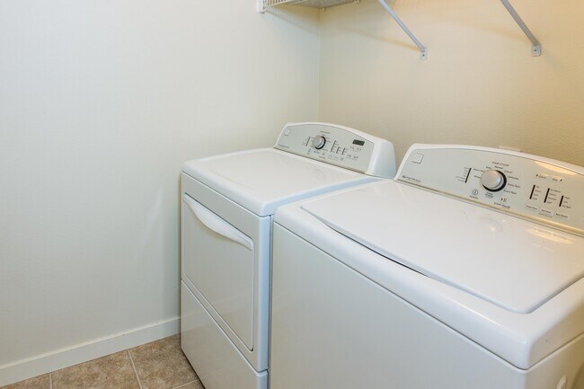 Building Photo - 3 bedroom 2.5 Bath with Fenced Back Yard - Pet Friendly