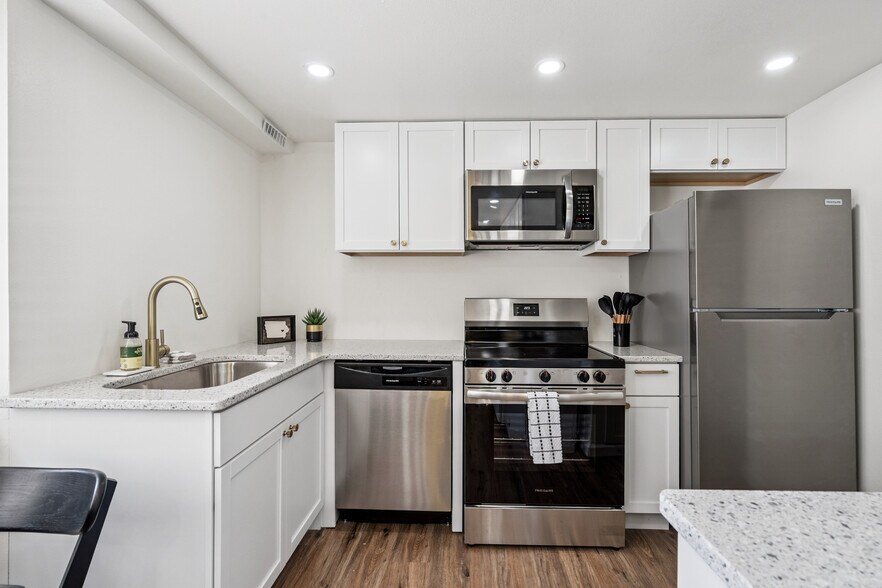 Building Photo - 1219 Oakcrest St