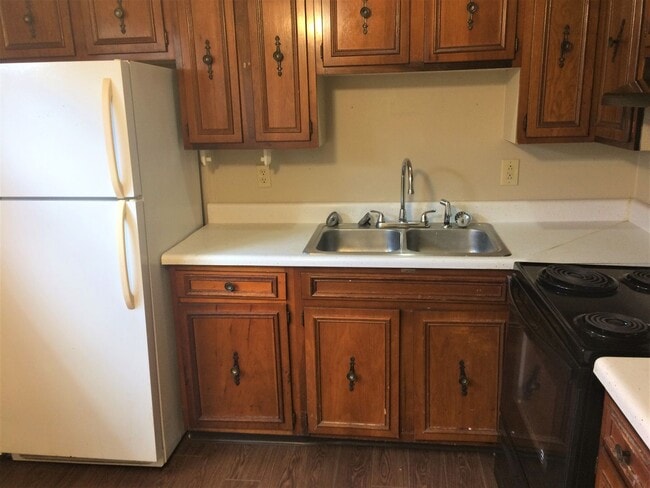 Building Photo - 2 Bedroom / 1 Bath Apartment Johnson City, TN