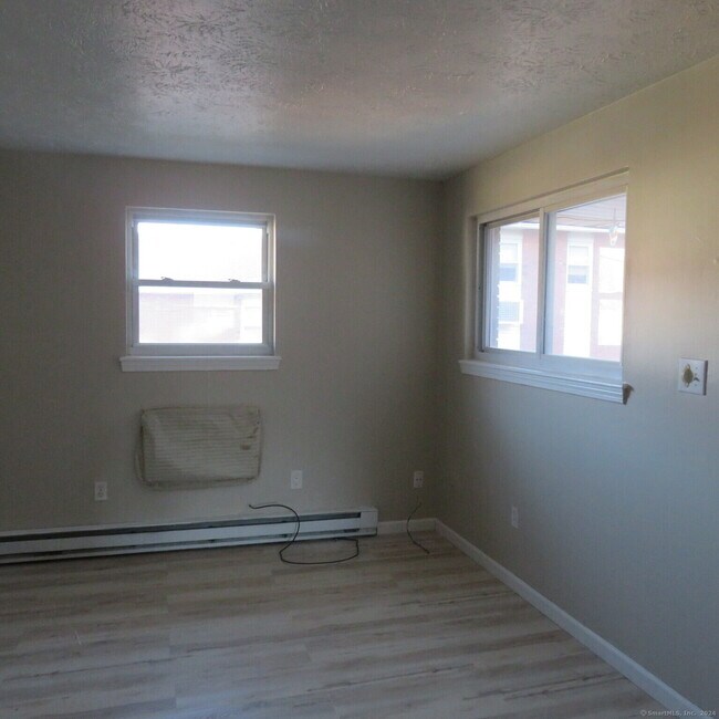 Building Photo - 152 Surrey Dr