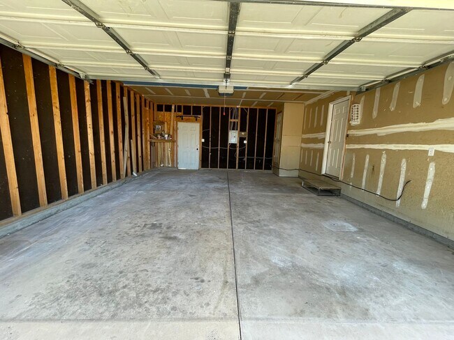 Building Photo - 429 S Oak Creek Dr
