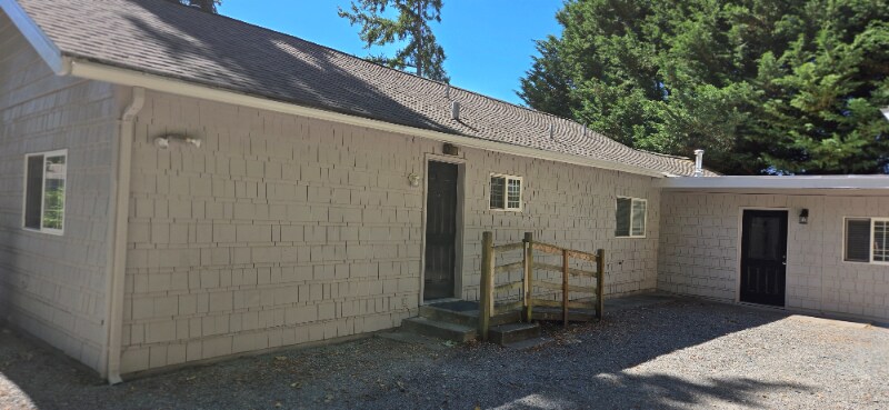 Building Photo - 1690 Kent Des Moines Rd