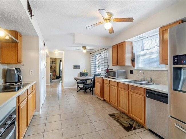 Building Photo - 4732 W Esplanade Ave