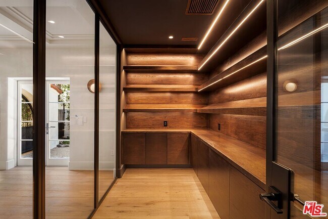 Building Photo - 624 N Arden Dr
