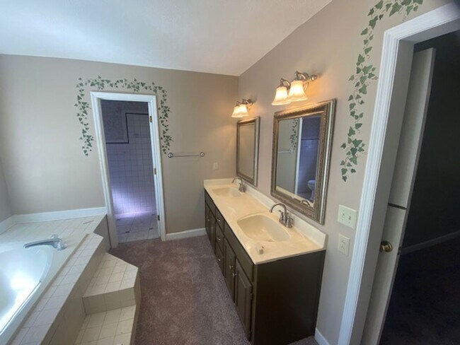 Building Photo - Gorgeous 5 Bedroom 3 Bathroom Brick Home in Woodside Plantation!