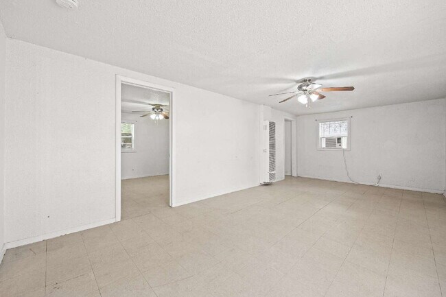 Building Photo - Spacious single story 2 bedroom 1 bath Ava...