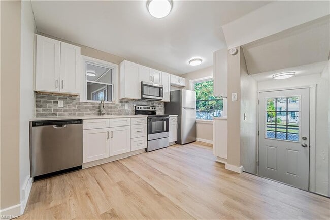 Building Photo - 440 E 250th St