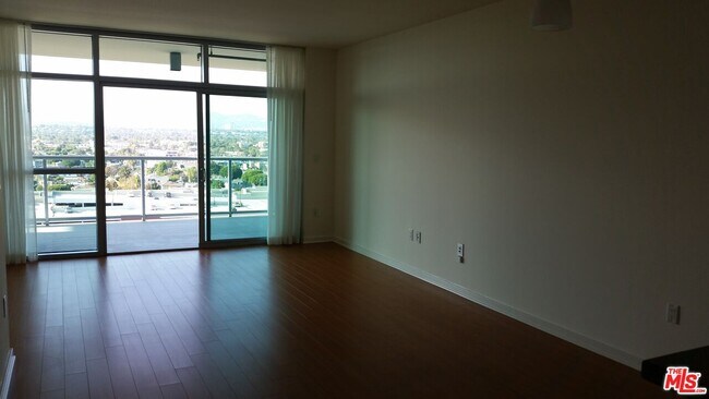 Building Photo - 13700 Marina Pointe Dr