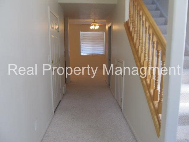 Building Photo - 3 Bedroom Townhome in Smithfield.  Available for August move in!