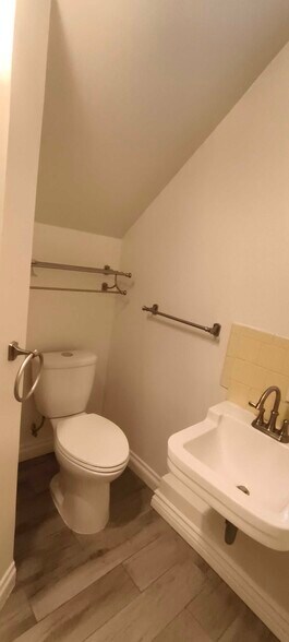 Building Photo - 701 6th Ave