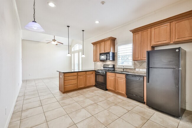 Building Photo - 2 Sagestone