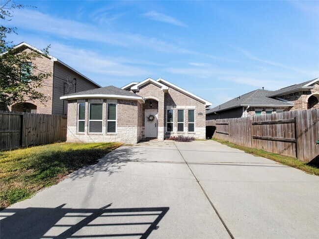 Building Photo - 8135 Chateau St