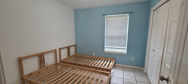 Building Photo - 2637 Symphony Park Dr