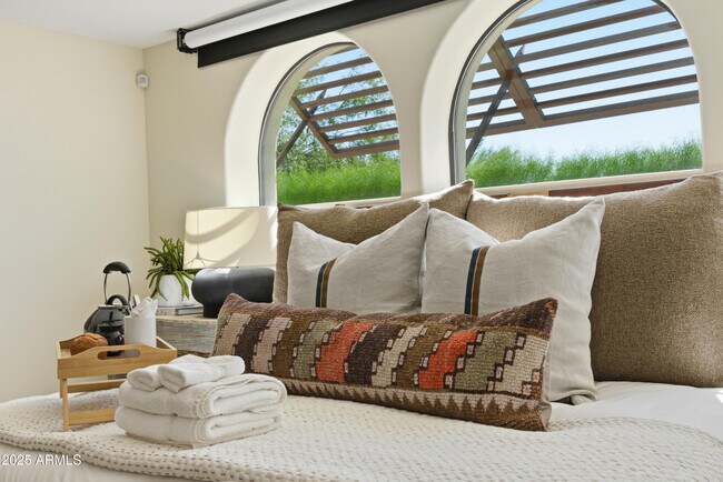 Building Photo - 5828 E Cactus Wren Rd