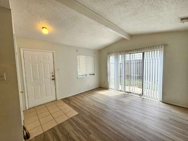Building Photo - 2 bed/1 bath duplex with flex room- 2 WEEK...