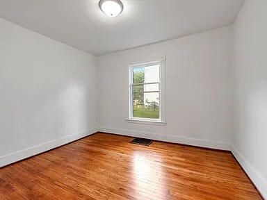 Building Photo - 1560 Wealthy St SE