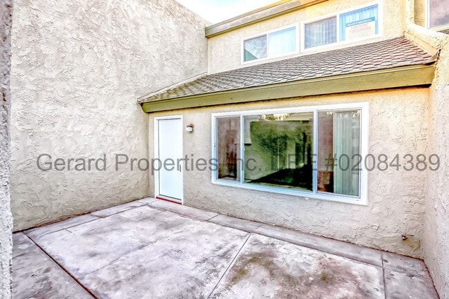 Building Photo - 3 bedroom Townhome with downstairs primary...