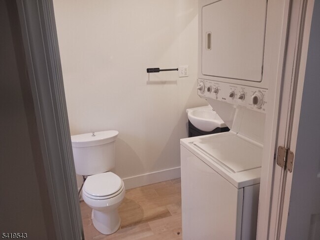 Building Photo - 83 N Willow St