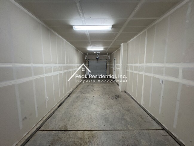 Building Photo - Spacious 4bd/2ba House - Gated Community