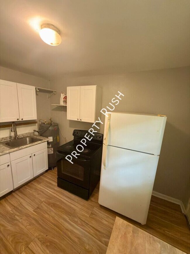Building Photo - 708 W 47th St
