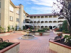 Building Photo - 2 bedroom 2 bathrooms Available NOW