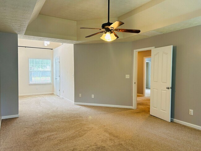 Building Photo - Beautiful 4 bedroom, 2.5 bathroom home in ...