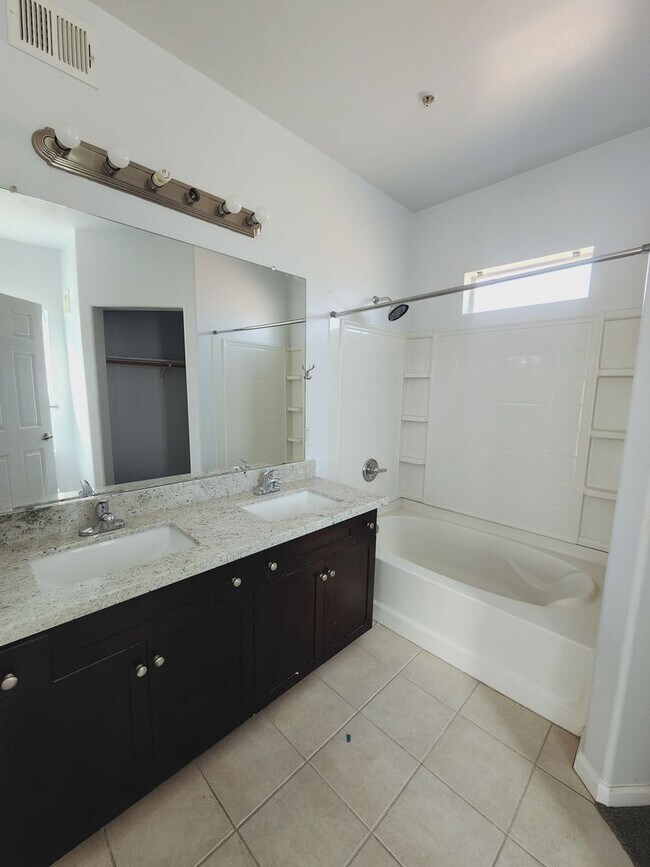 Building Photo - Lovely Parkside Townhome!