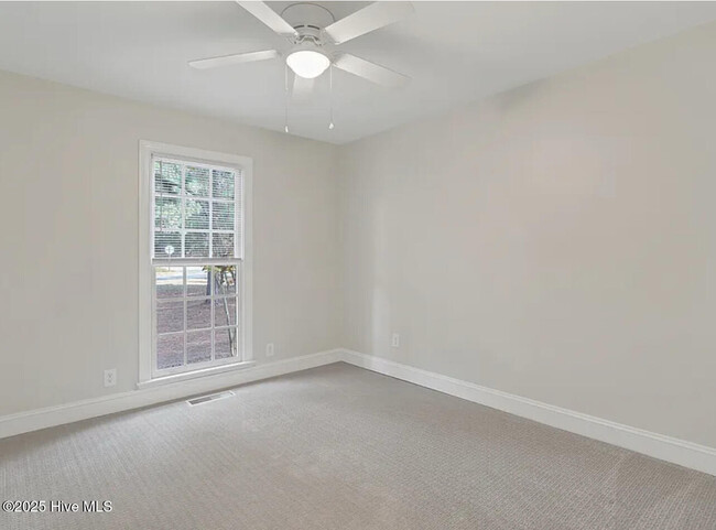 Building Photo - 110 Pine Cone Way