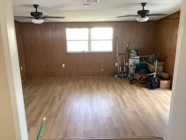 Enterance to the den. - 4513 Howard St