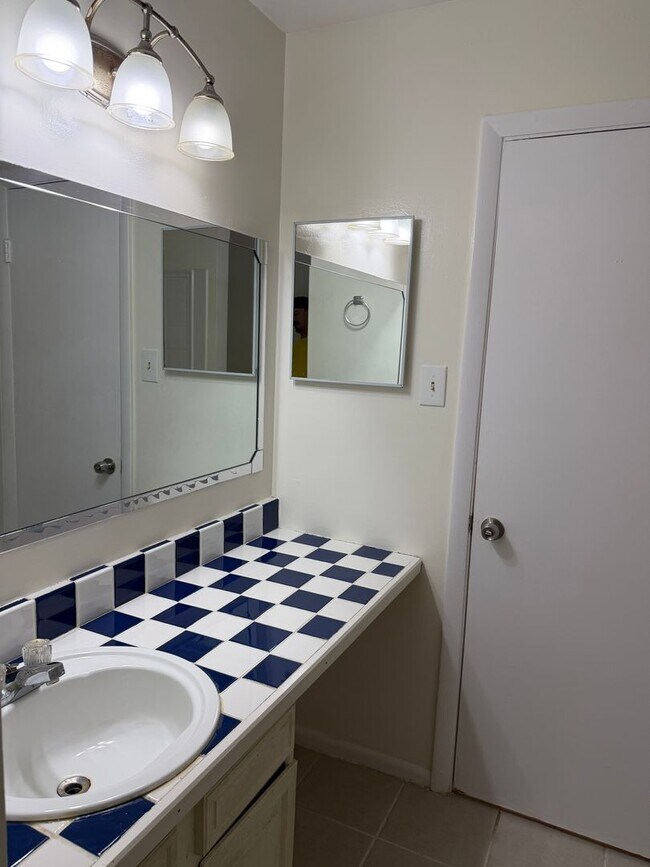 Building Photo - WINDSOR OAKS WEST - Three Bedroom Townhome