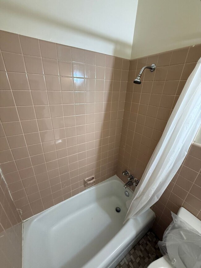 Building Photo - 633 Gilham St