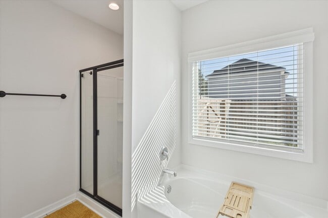 Building Photo - AVAILABLE JULY 2025 [PET FRIENDLY]