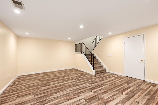 Building Photo - 2 bedroom 2 1/2 bath Updated townhome in Lakewood!
