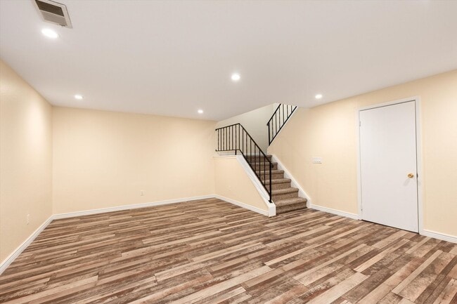 Building Photo - 2 bedroom 3 bath Updated townhome in Lakewood!