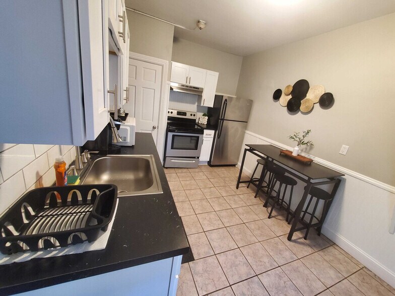 Building Photo - 280 Plainfield St