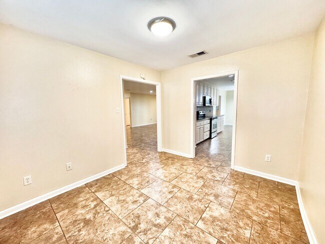 Building Photo - 1323 Tamari Dr