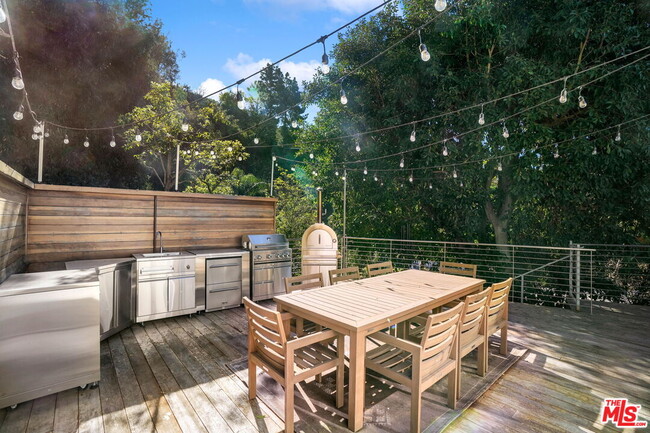 Building Photo - 2615 La Cuesta Dr
