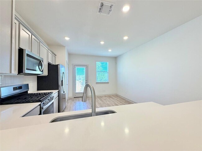 Building Photo - 2000 Daleside Ln