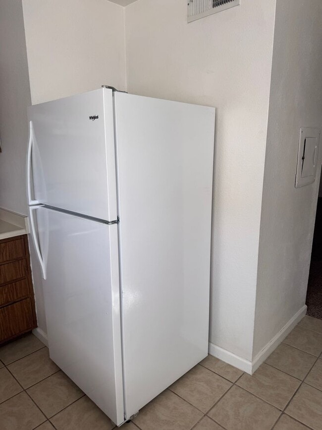 Building Photo - 2 bedroom, 1.5 baths, Boulder Hills condo
