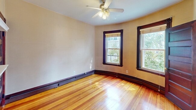 Building Photo - 908 E 4th St