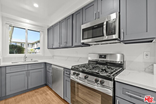 Building Photo - 1233 N Harper Ave