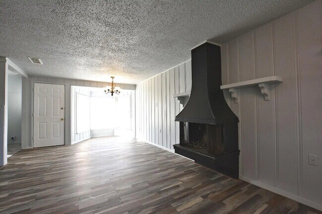 Building Photo - Cute 2/1 with Tons of Space!
