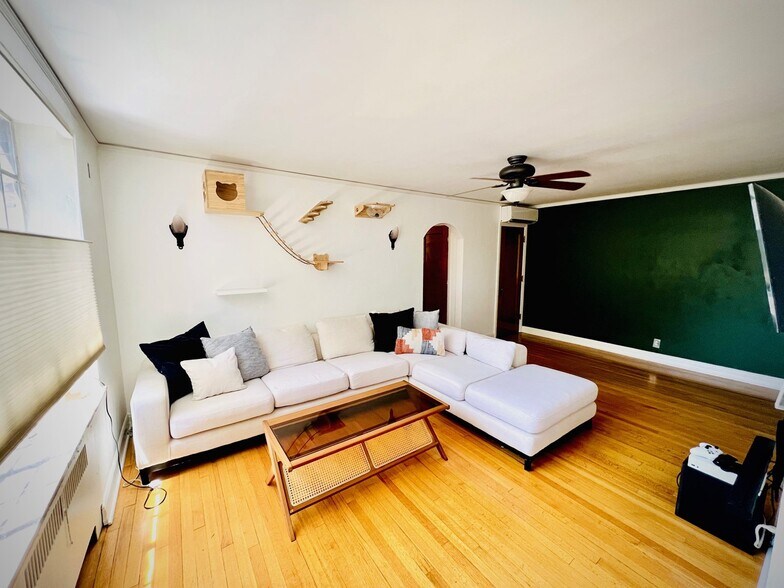 Building Photo - 3132 E 17th Ave