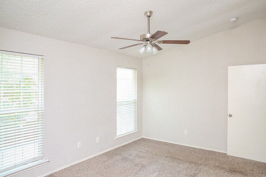 Building Photo - 1521 Lincolnshire Way