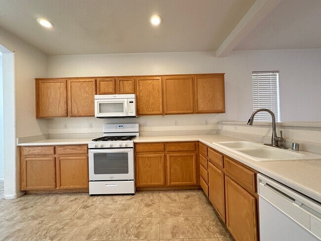 Building Photo - 3 Bedroom, 2.5 Bath, 2 Car garage