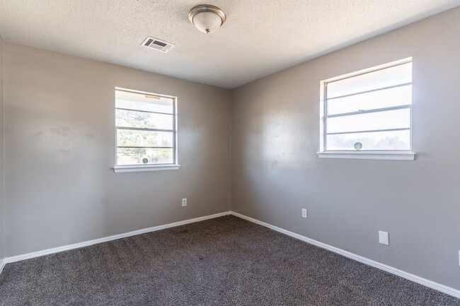 Building Photo - Cute 4 bedroom House