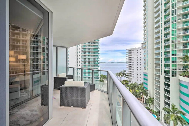 Building Photo - 1300 Brickell Bay Dr