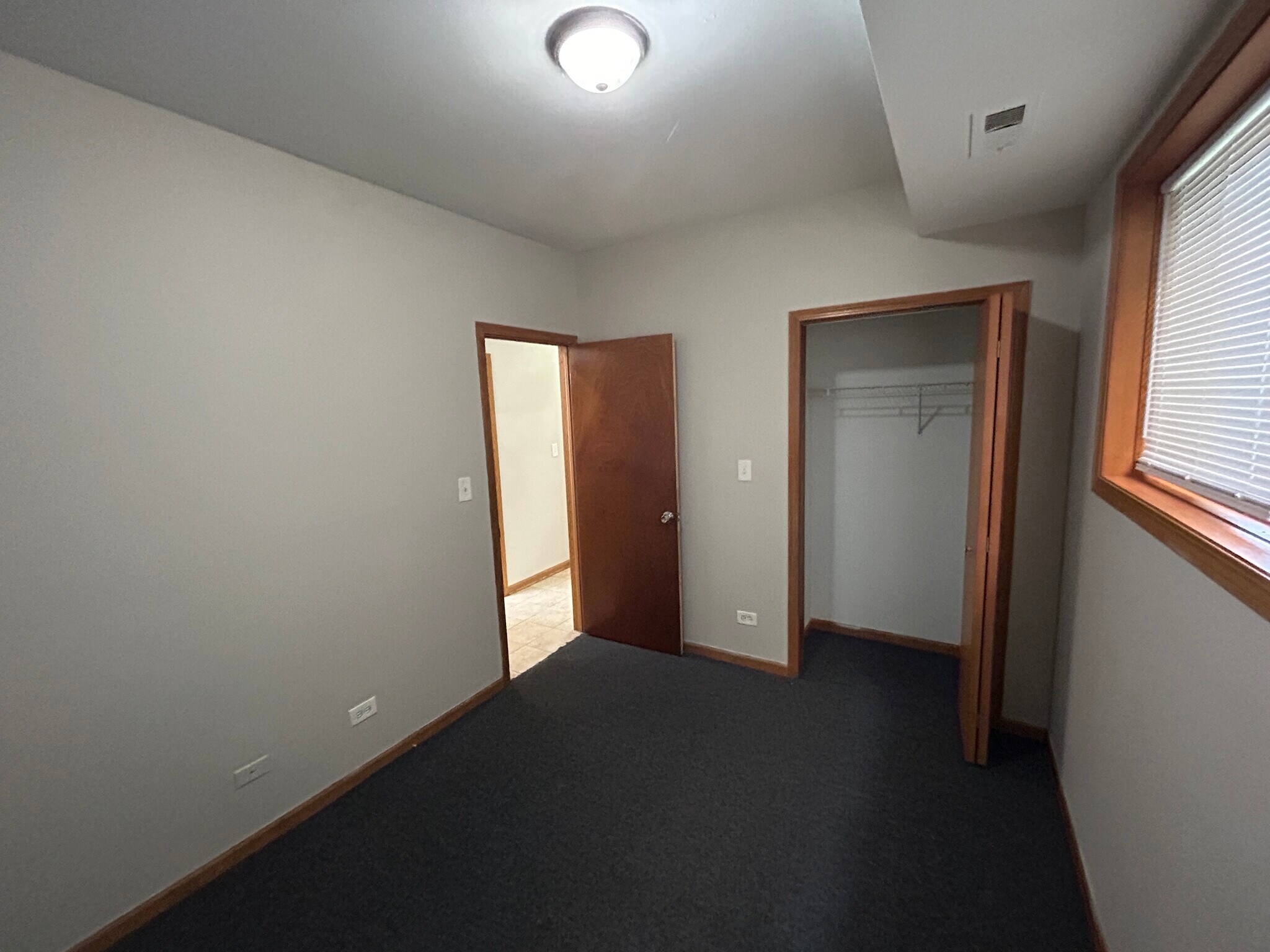 Building Photo - 5642 S Prairie Ave