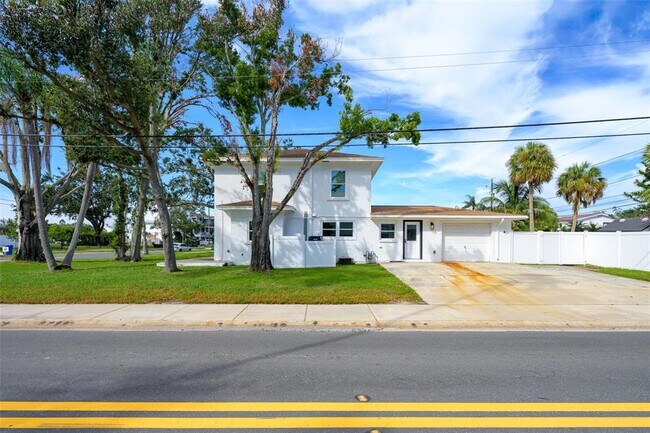 Building Photo - 2000 Shore Acres Blvd NE